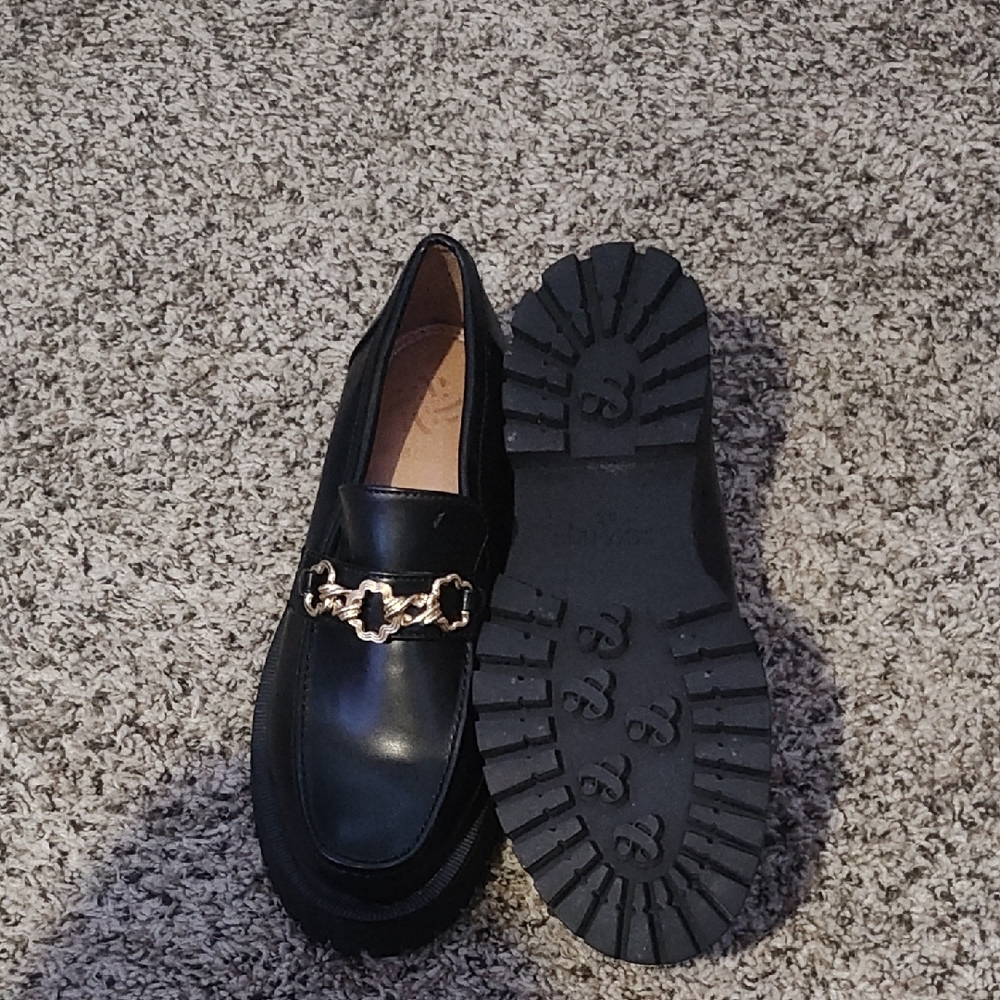 Elegant Black Loafers with Gold Chain Accent